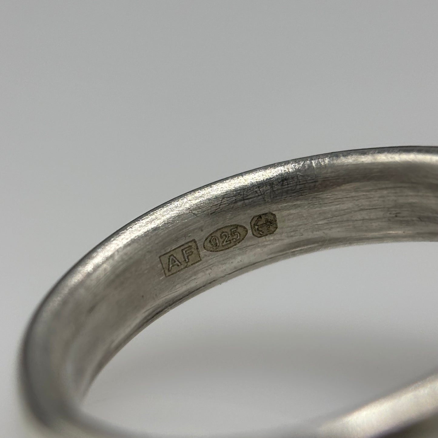 Anthony Feiler – Ring: Lapis Lazuli with 18ct Gold Bezel on Brushed Silver Band