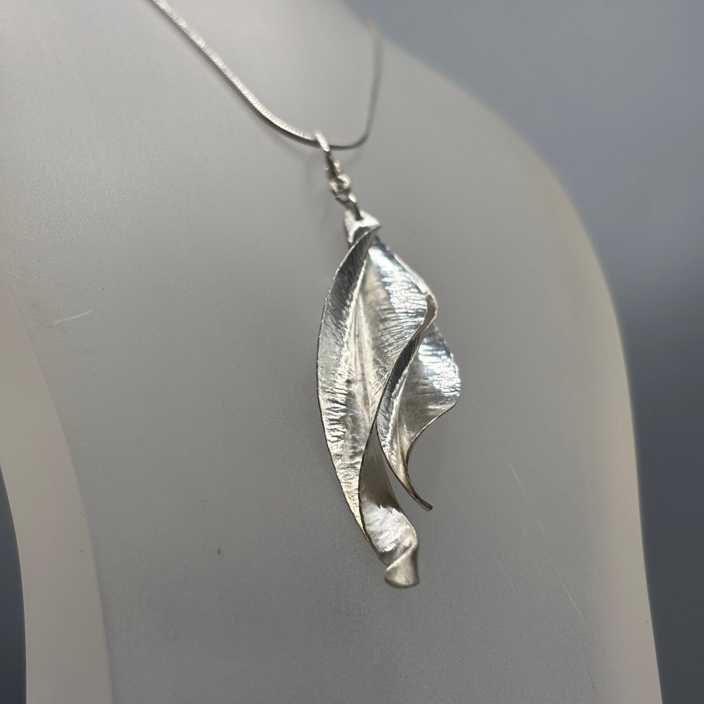 Victoria Sackwild – 48/60mm fine silver Willow Leaf cluster pendant