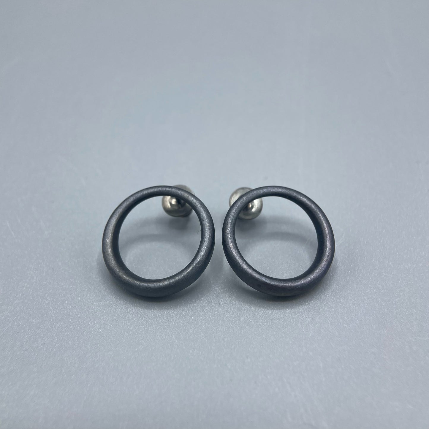 Sheng Zhang - Curved Curves Framed Circle Earrings