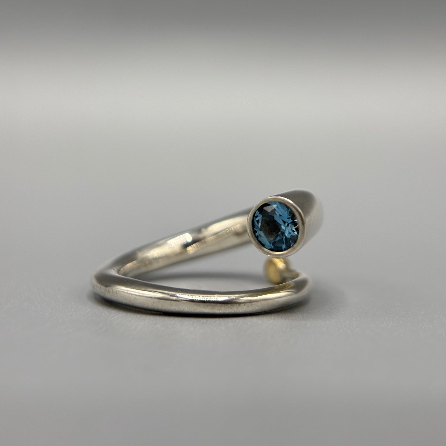 Paul Finch - Ring: Silver spiral with blue topaz & solid 18ct Yellow Gold bead