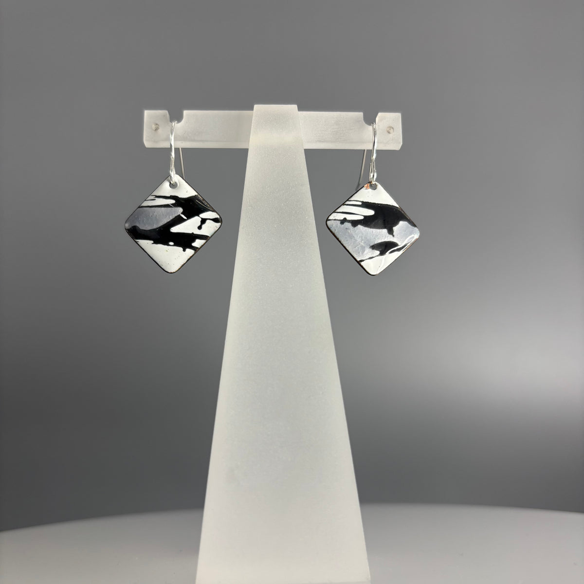 Judit Patkos – Grey Splash! Square Earrings