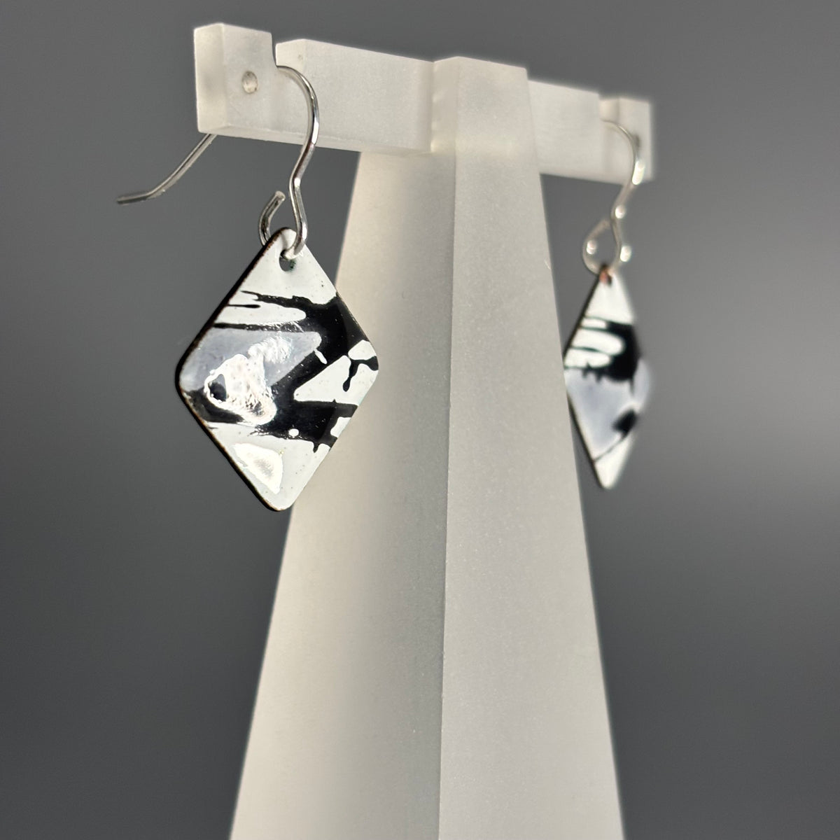 Judit Patkos – Grey Splash! Square Earrings