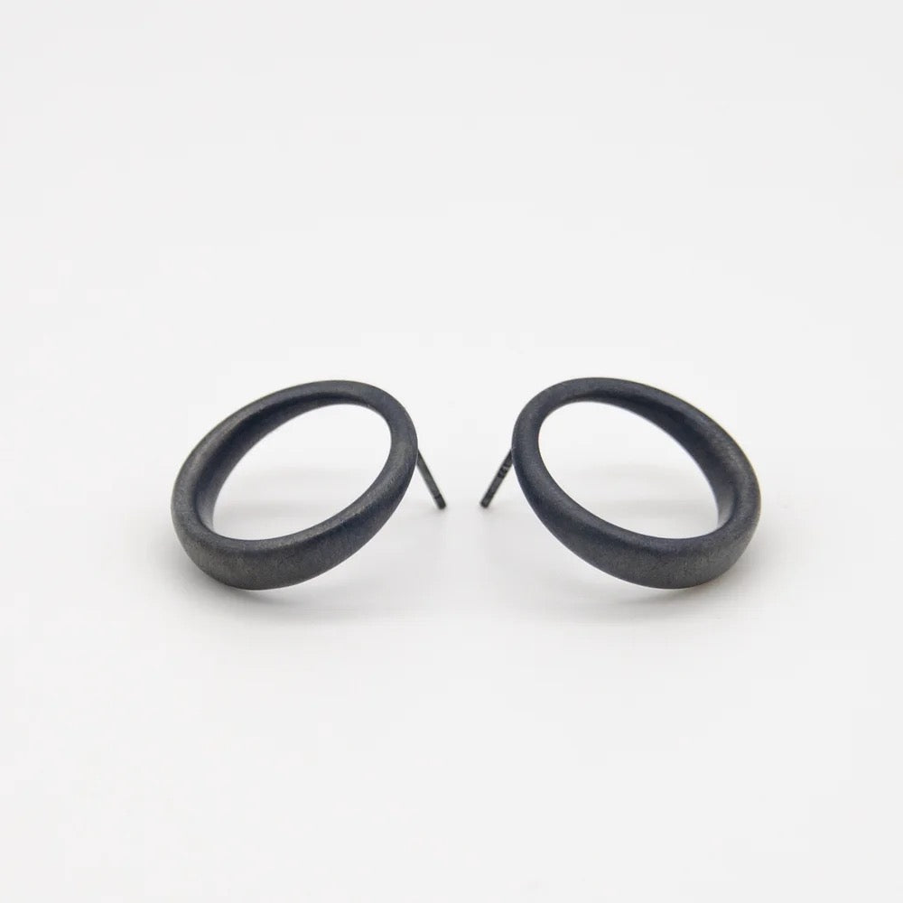 Sheng Zhang - Curved Curves Framed Circle Earrings